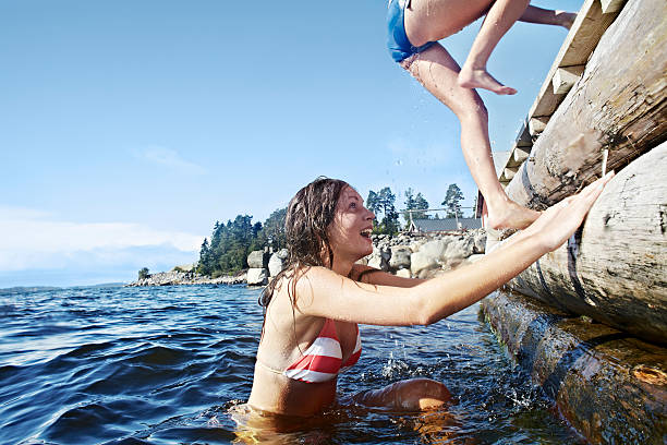 adolescentes meninas escalada pier - sweden summer swimming lake - fotografias e filmes do acervo