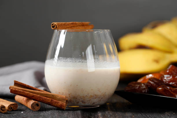 banana, frutta di datteri e frullato alla cannella o frappè in un bicchiere - cashew apple fruit food jar foto e immagini stock