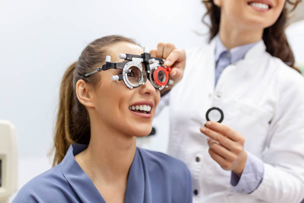 ophtalmologiste examinant la femme avec le cadre d'essai d'optométriste. patiente pour vérifier la vision dans la clinique ophtalmologie - ophtalmologiste photos et images de collection