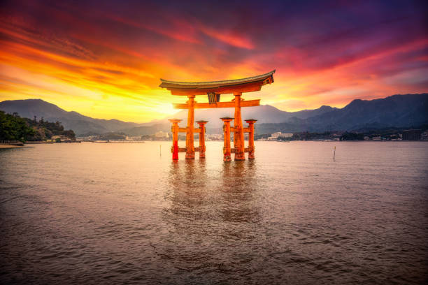 อาทิตย์อัสดงที่ศาลเจ้าอิสึคุชิมะ มิยาจิมะ ฮิโรชิม่า ประเทศญี่ปุ่น - torii gate ภาพสต็อก ภาพถ่ายและรูปภาพปลอดค่าลิขสิทธิ์