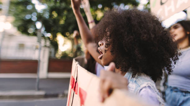 protestando en la ciudad - cántico fotografías e imágenes de stock