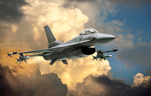 Avión de combate F-16 Fighting Falcon (modelo) contra nubes dramáticas photo
