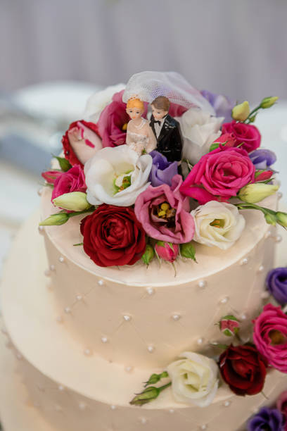 伝統的で装飾的な美しいウェディングケーキ - cut flowers rose purple flower arrangement ストックフォトと画像