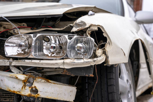 faro dell'auto di emergenza danneggiato, cofano e paraurti, auto giapponese jdm dopo l'incidente - dented bumper car accident foto e immagini stock