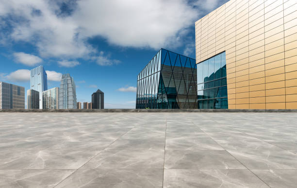 under the clear sky, the city center buildings behind the stone square - car horizon over land driving street imagens e fotografias de stock