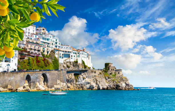 bella vista di amalfi sulla costa mediterranea con i limoni in primo piano, italia - sorrento foto e immagini stock