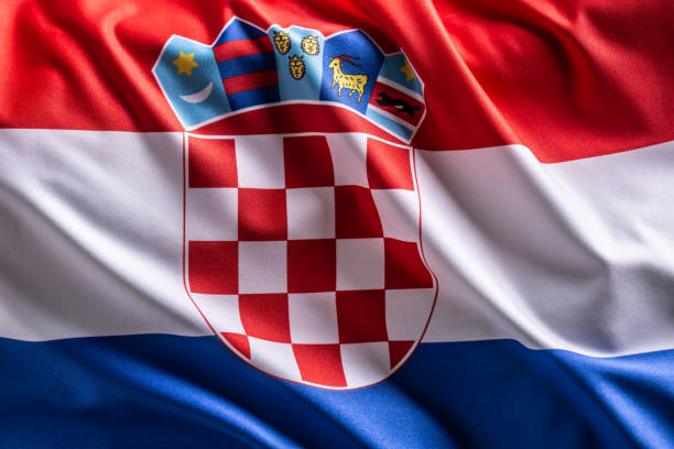 bandiera sventolante della croazia. simbolo nazionale del paese e dello stato. - croatian flag foto e immagini stock