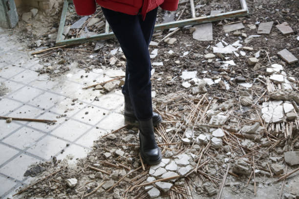 una persona en un edificio destruido en ruinas después de un ataque aéreo. concepto de crisis de guerra y desastre humanitario. - ukraine war fotografías e imágenes de stock