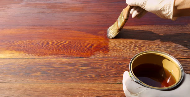 tavola in legno verniciato con finitura protettiva trasparente a base d'acqua. lavori di ristrutturazione della casa. - asse del parquet foto e immagini stock