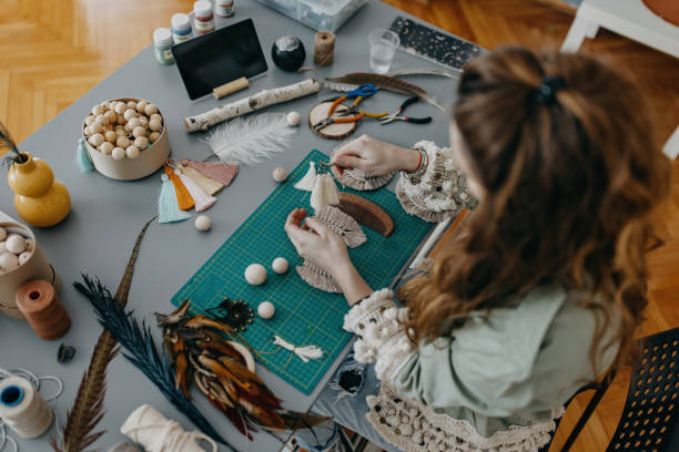 des jeunes femmes fabriquant des bijoux faits à la main en studio - produit culturel photos et images de collection
