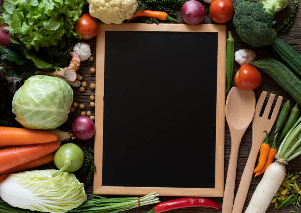 新鮮な農家は、コピースペース、健康的な食品のコンセプトを持つ上から果物や野菜や黒板を販売 - farmers market table gardening high angle view ストックフォトと画像