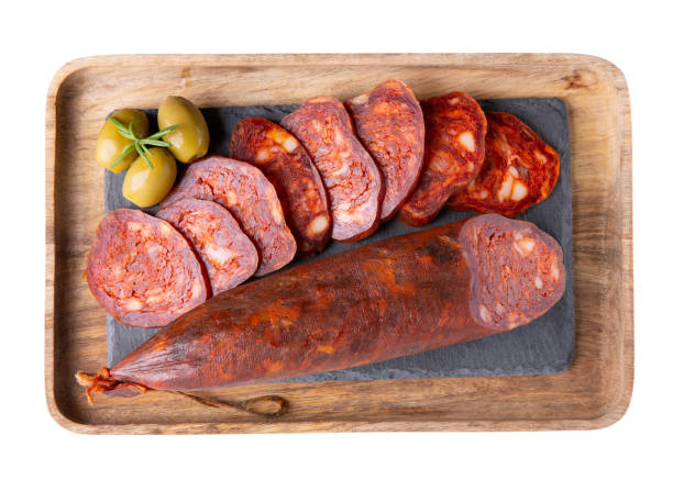 kulenscheiben auf holztablett isoliert auf weißem hintergrund. fleischwurst aus gehacktem schweinefleisch mit rotem paprika, traditionell hergestellt in kroatien und serbien. draufsicht. - croatian culture stock-fotos und bilder