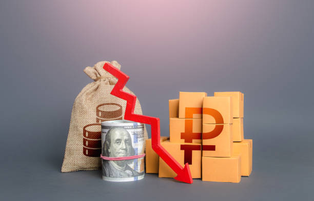 Russian ruble money with goods and an arrow down. Reduction in consumption, trade imbalance. Low sales. Production decline. Import export. Taxes. National economy fall. Falling profits. dinero en rublos rusos con bienes y una flecha hacia abajo. reducción del consumo, desequilibrio comercial. bajas ventas. disminución de la producción. importación exportación. impuestos. caída de la economía nacional. caída de las ganancias.