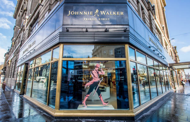 johnnie walker princes street à édimbourg, écosse - johnnie walker scotch whisky whisky alcohol photos et images de collection