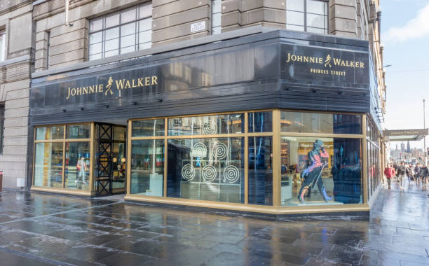 johnnie walker princes street à édimbourg, écosse - johnnie walker scotch whisky whisky alcohol photos et images de collection