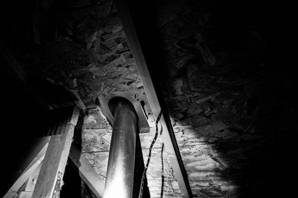 tubo di sfiato del tetto visto dalla soffitta con lampeggiante per una tenuta agli agenti atmosferici - crawl space foto e immagini stock