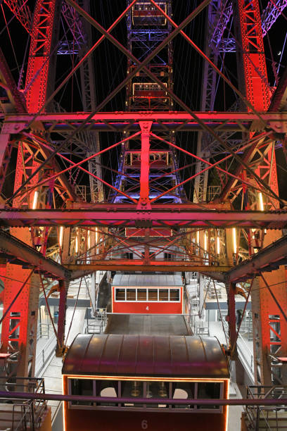 grande roue dans le « prater » - vienna ferris wheel night prater park photos et images de collection