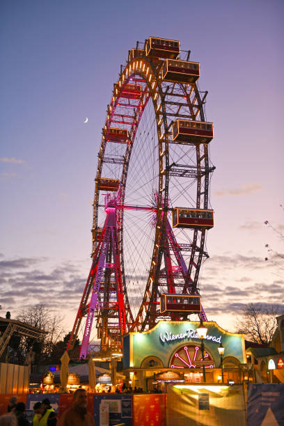 grande roue dans le « prater » - vienna ferris wheel night prater park photos et images de collection