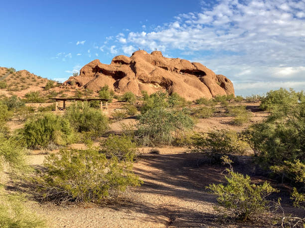 buraco na rocha ao pôr do sol, papago park, deserto de sonoran, arizona - papago - fotografias e filmes do acervo