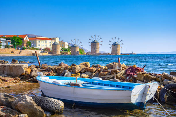 velhos moinhos de vento na praia, ilha chios, grécia. - chios island - fotografias e filmes do acervo