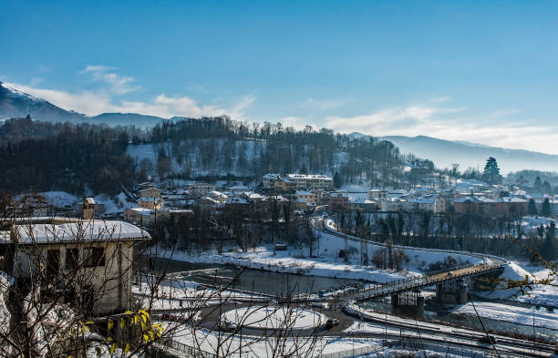 blick von der stadtmauer von belluno, italien - beauty in nature belluno clear sky color image stock-fotos und bilder