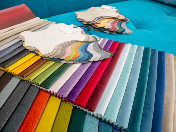 가구 제조를위한 밝은 다채로운 직물 샘플의 카탈로그. 가구 직물 컬렉션. 가구 실내 장식 - textured upholstered choice colors 뉴스 사진 이미지