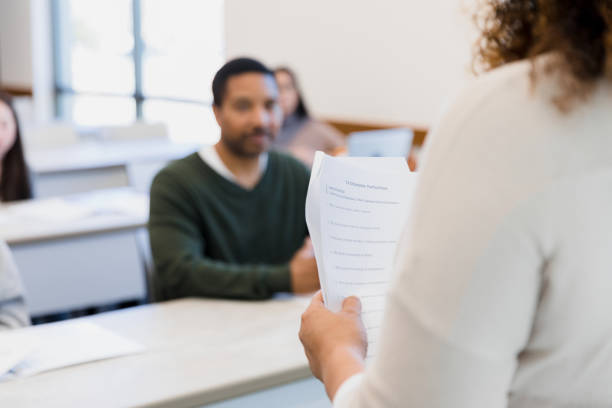 proctor administrant l’examen - administering photos et images de collection