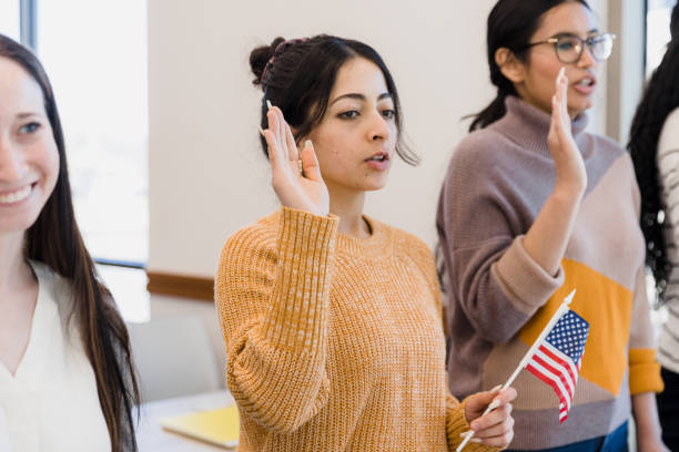 jeunes femmes dans la classe de citoyenneté - citizens photos et images de collection