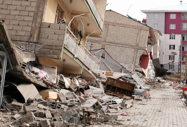 destroyed city street after earthquake - earthquake stockfoto's en -beelden