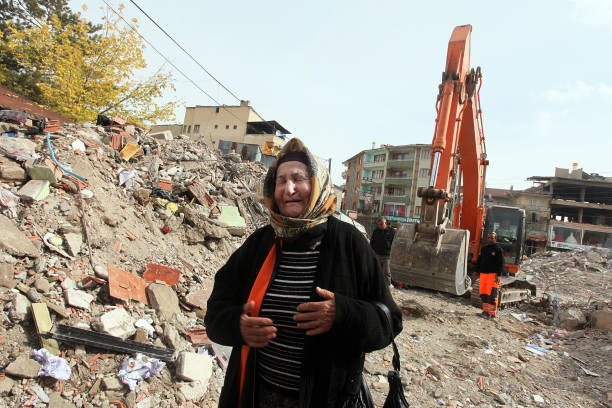 earthquake victim turkish woman crying and praying - earthquake turkey stockfoto's en -beelden