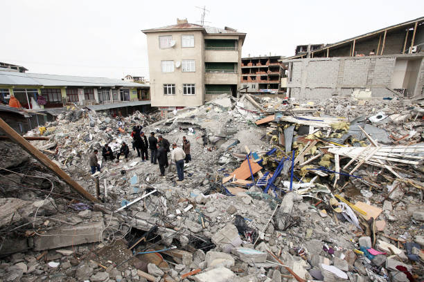 bâtiments détruits après le tremblement de terre de van - turquie photos et images de collection