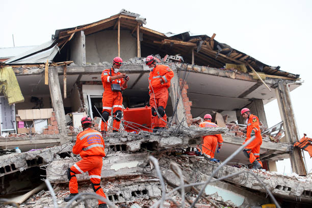 rettungsteam sucht nach den verwundeten unter den trümmern - erdbeben türkei stock-fotos und bilder