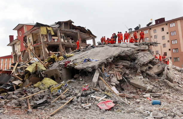 el equipo de rescate está buscando a los heridos bajo los escombros - quake fotografías e imágenes de stock