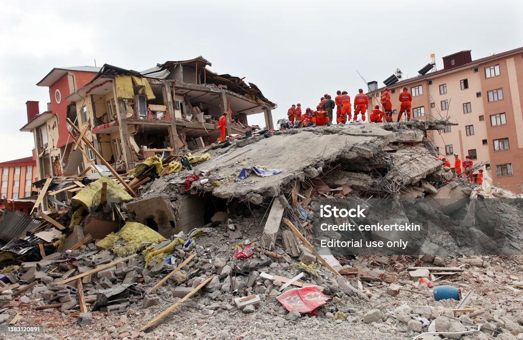 Rescue team is searching for the wounded under the debris - Royalty-free Aardbeving Stockfoto