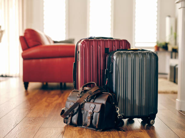valigie in una casa pronta per il viaggio - imballare foto e immagini stock