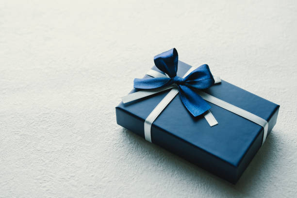 cadeaux pour hommes - gift blue gift box box photos et images de collection