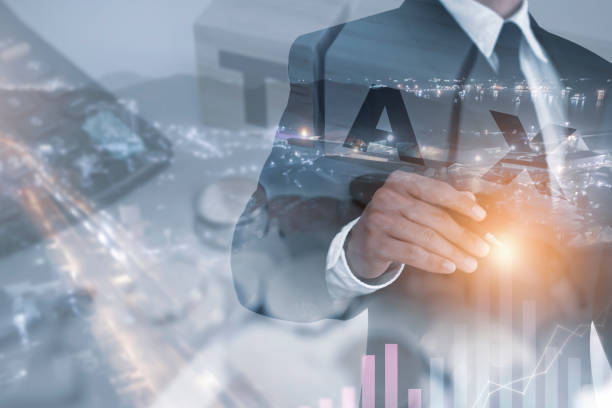 Businessman holding pan and pointing finger to growth arrow graph and finance showing business growth and data analysis and planning to improve sales to reach the goals. hombre de negocios sosteniendo la sartén y señalando con el dedo al gráfico de flecha de crecimiento y finanzas que muestra el crecimiento del negocio y el análisis de datos y la planificación para mejorar las ventas para alcanzar los objetivos.