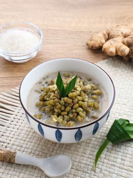 mung bean porridge oder bubur kacang hijau, indonesischer dessertbrei aus mungobohnen mit kokosmilch - mung bean stock-fotos und bilder