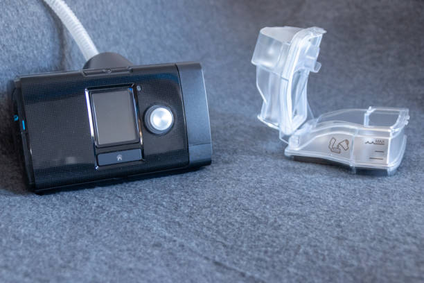 CPAP mask with a full face mask cpap machine against obstructive sleep apnea helps patients as respirator mask and headgear clip for breathing medication in snoring sleep disorder to breath easier máscara cpap con una máscara facial completa la máquina cpap contra la apnea obstructiva del sueño ayuda a los pacientes como máscara respiratoria y clip de sombrero para respirar medicamentos en el trastorno del sueño roncador para respirar más fá