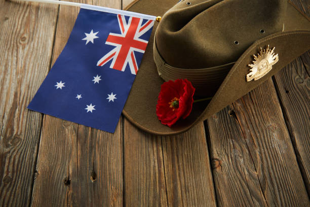 cappello da slouch dell'esercito anzac con bandiera australiana e papavero su sfondo di legno - slouch hat foto e immagini stock