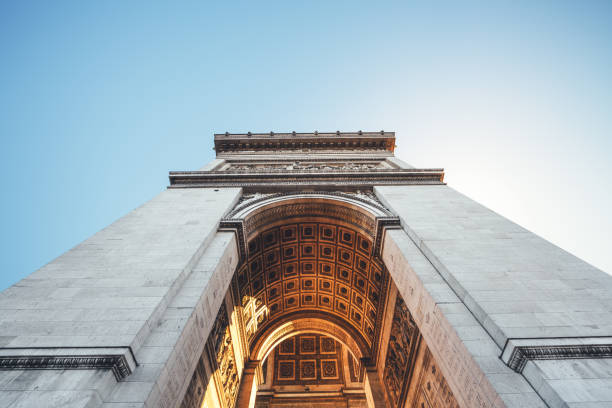 아침 빛에 의해 조명 개선문 - paris france arc de triomphe france french culture 뉴스 사진 이미지