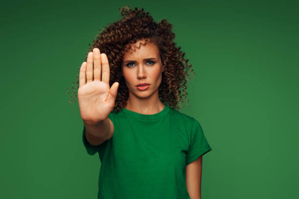 linda mulher emocional - protest stop gesture stop sign no - fotografias e filmes do acervo