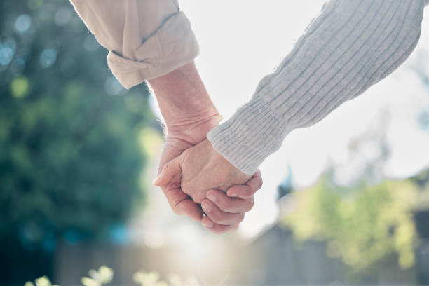 foto de una pareja de ancianos irreconocible tomados de la mano - couple human hand holding walking fotografías e imágenes de stock