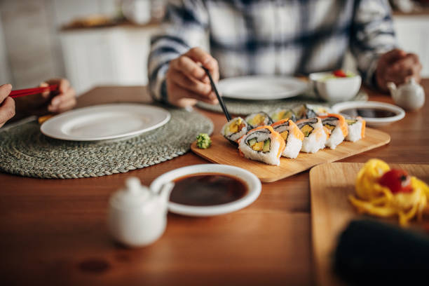 paar mit hausgemachtem sushi - sushi japanese culture food domestic kitchen stock-fotos und bilder
