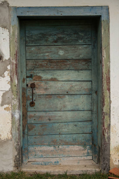 antigua puerta de madera rústica. - wood shutter rusty rust fotografías e imágenes de stock