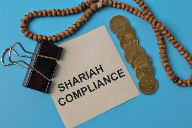 vista superior de monedas, cuentas de rosario y nota de memorándum escrita con shariah compliance. - sharia fotografías e imágenes de stock