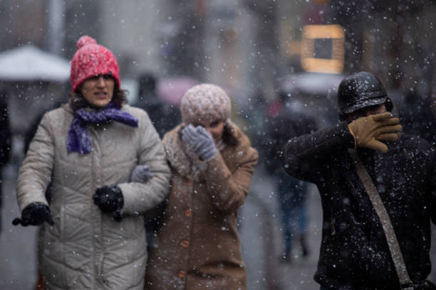 unidentified people walks in istiklal street under heavy snow in istanbul - protest turkey istanbul europe imagens e fotografias de stock