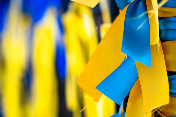 nastri con i colori giallo e blu dell'ucraina - presidente della russia foto e immagini stock