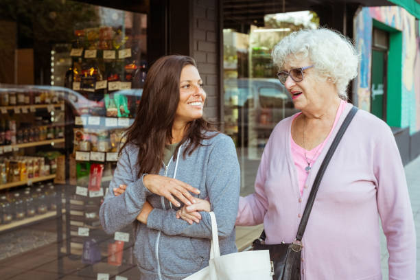 介護者と一緒に買い物をする先輩女性 - convenience store merchandise consumerism customer ストックフォトと画像