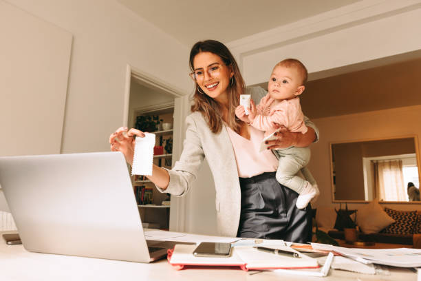 행복한 워킹 맘 들고 a 직물 시계 동안 비디오 통화 - working mother 뉴스 사진 이미지